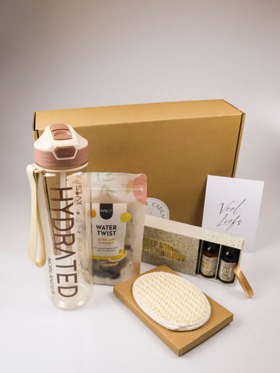 Cadeaupakket ‘Veel liefs’ met waterfles, verzorging & natuurlijke infusie