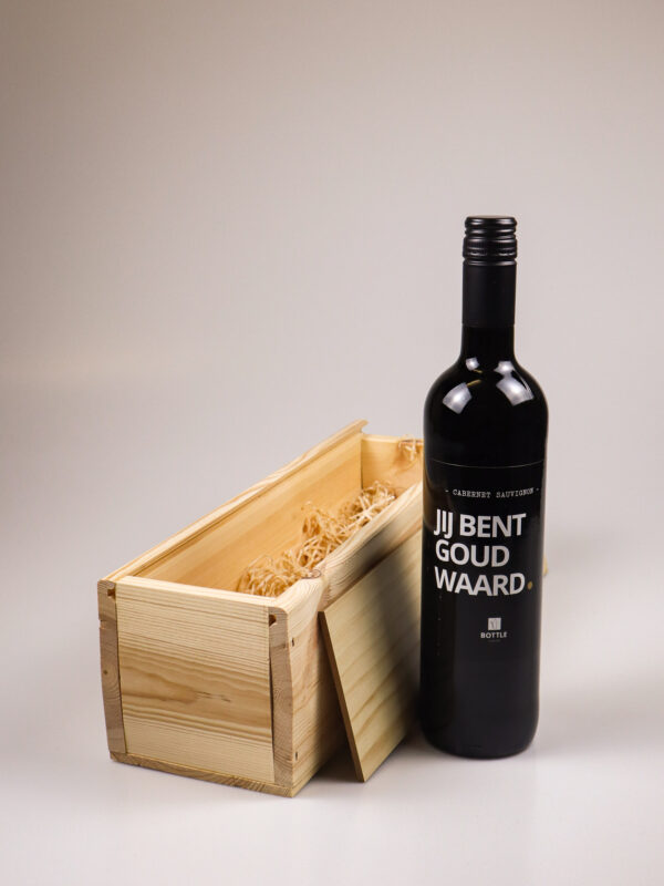 wijn fles in houten kist-7 Wijn cadeau in houten kist met ‘Jij bent goud waard’