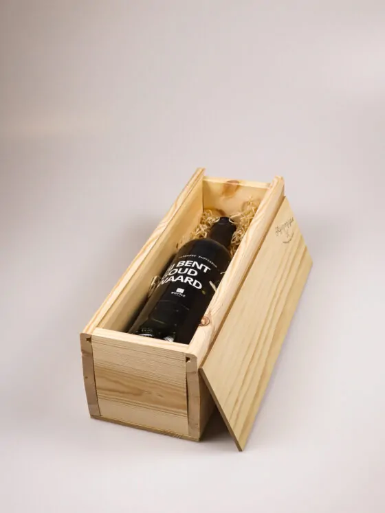 Wijn cadeau in houten kist met ‘Jij bent goud waard’