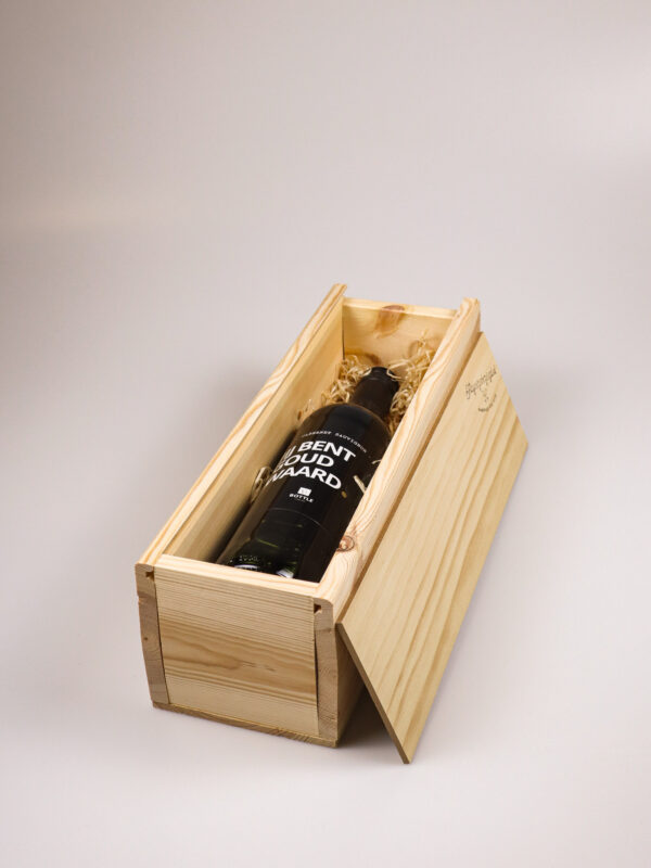 wijn fles in houten kist-8 Wijn cadeau in houten kist met ‘Jij bent goud waard’