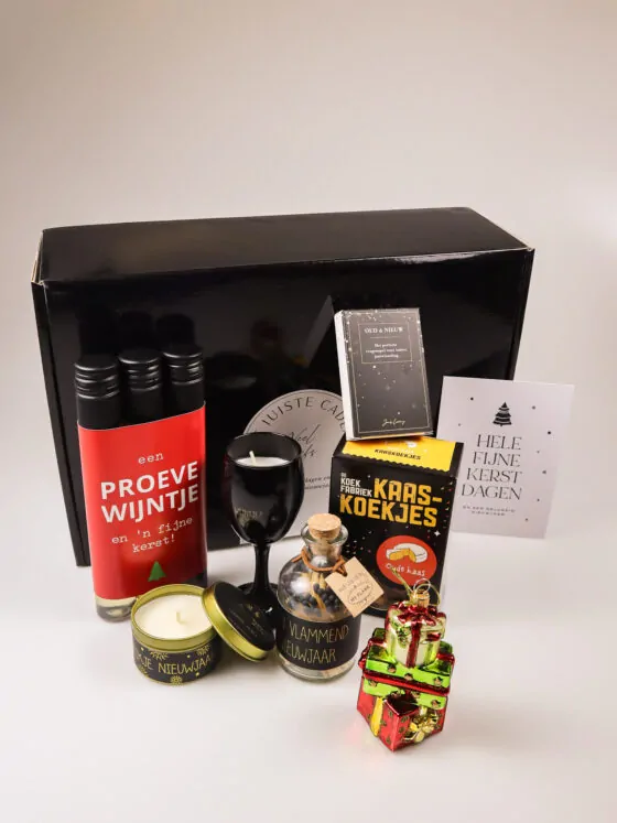 Kerst cadeaupakket met wijn, kaarslicht en kaaskoekjes – feestelijk en smaakvol