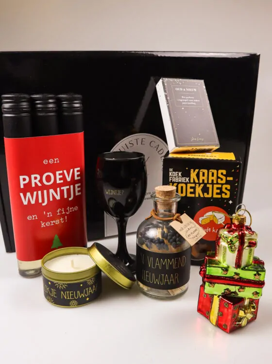 Kerst cadeaupakket met wijn, kaarslicht en kaaskoekjes – feestelijk en smaakvol