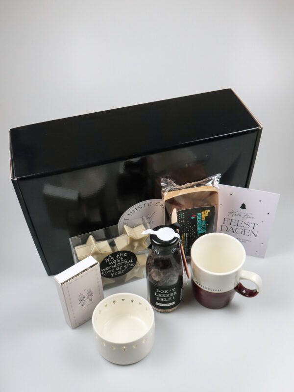 Zusss kerstcadeaupakket met mok, chocolade, koek en kandelaar Zusss kerstcadeaupakket met mok, chocolade, koek en kandelaar