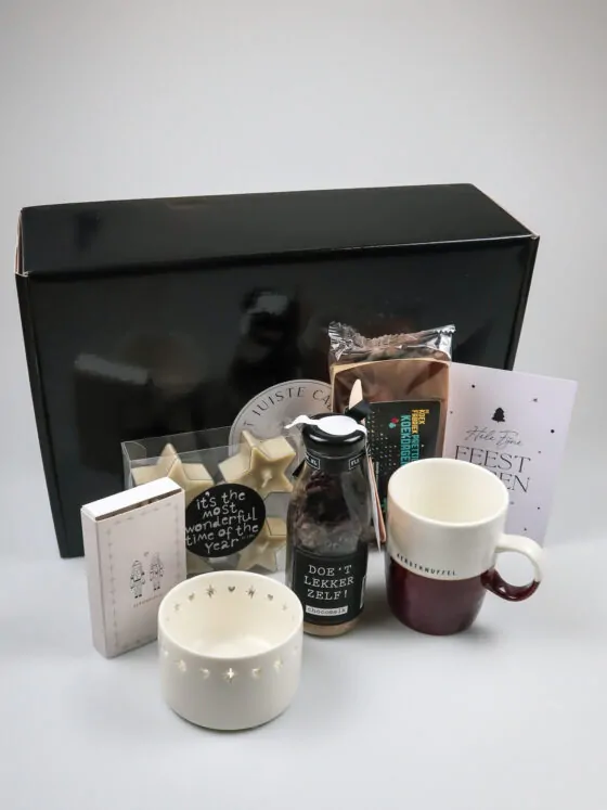 Zusss kerstcadeaupakket met mok, chocolade, koek en kandelaar