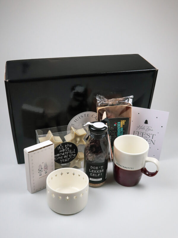 Zusss kerstcadeaupakket met mok, chocolade, koek en kandelaar Zusss kerstcadeaupakket met mok, chocolade, koek en kandelaar