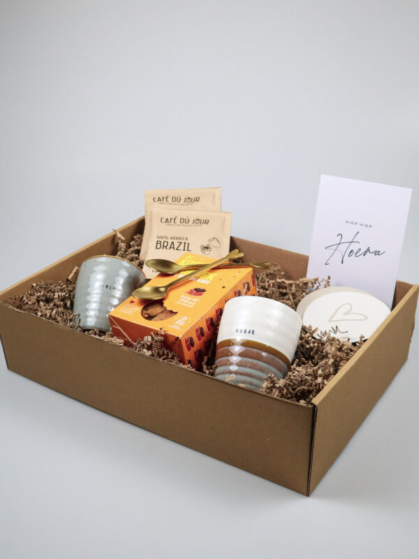 1 pakket hiep hiep, 2 mokjes, koek, 2 koffie, 2 lepel, 2 onderzetter-1 1 pakket hiep hiep, 2 mokjes, koek, 2 koffie, 2 lepel, 2 onderzetter-2