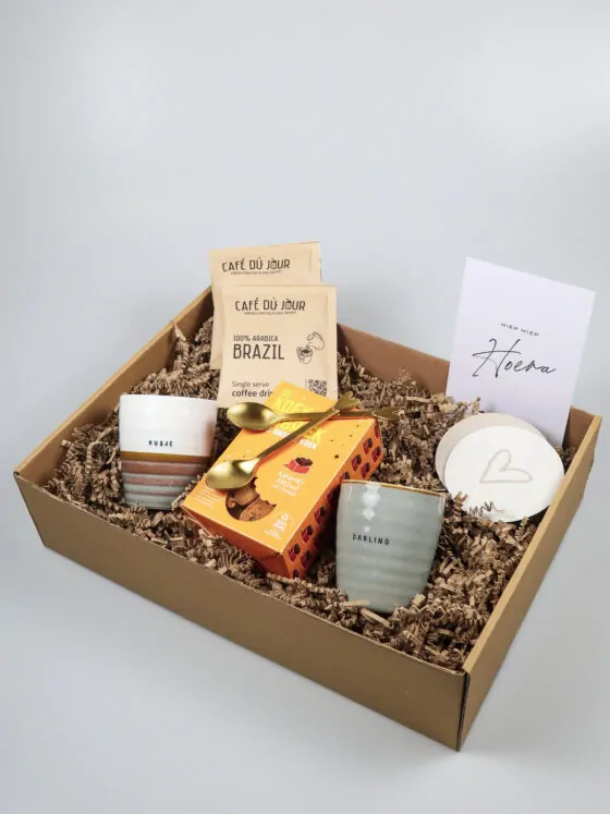 1 pakket hiep hiep, 2 mokjes, koek, 2 koffie, 2 lepel, 2 onderzetter-2