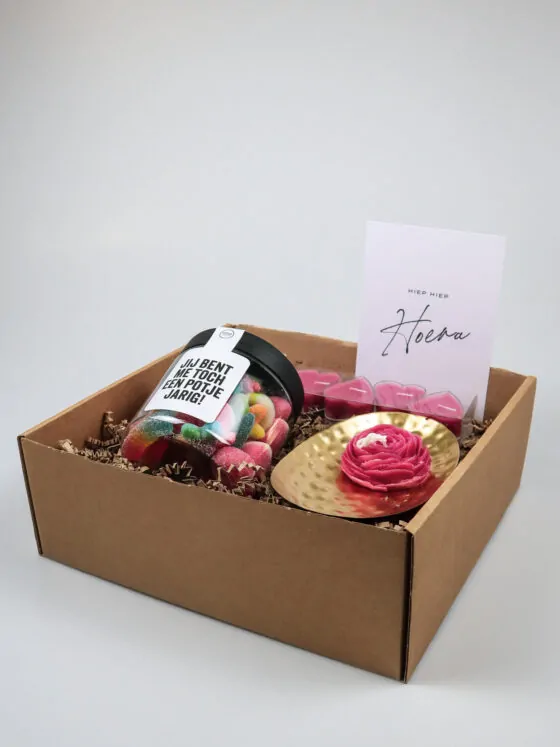 Cadeaupakket Hiep Hiep Hoera – Snoeppot, Soyakaars & Luxe Schaal