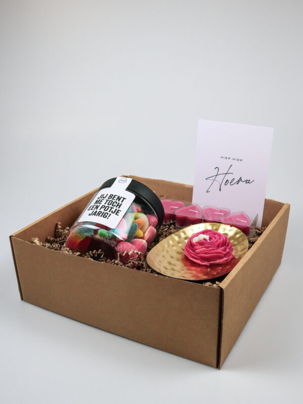 Cadeaupakket Hiep Hiep Hoera – Snoeppot, Soyakaars & Luxe Schaal