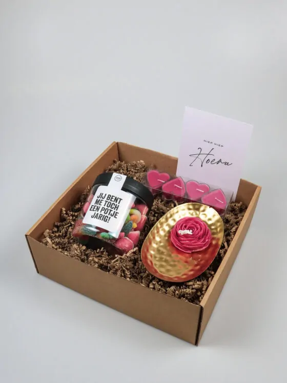 Cadeaupakket Hiep Hiep Hoera – Snoeppot, Soyakaars & Luxe Schaal