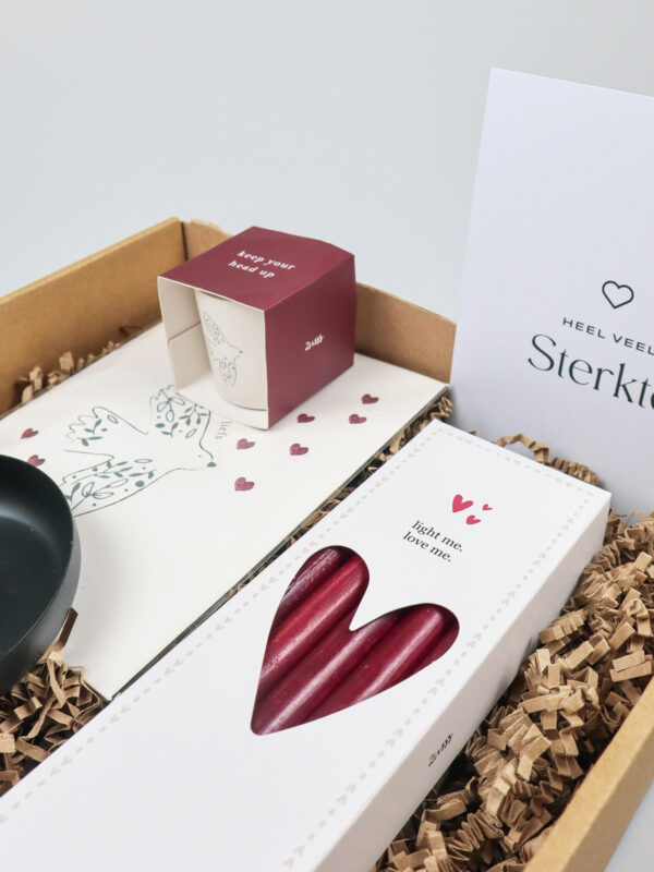 Cadeaupakket Heel Veel Sterkte – Zusss Kaarsen, Kandelaar & Geurkaars