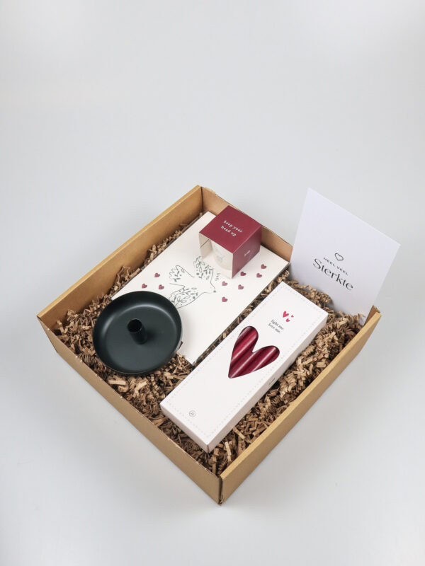 Cadeaupakket Heel Veel Sterkte – Zusss Kaarsen, Kandelaar & Geurkaars