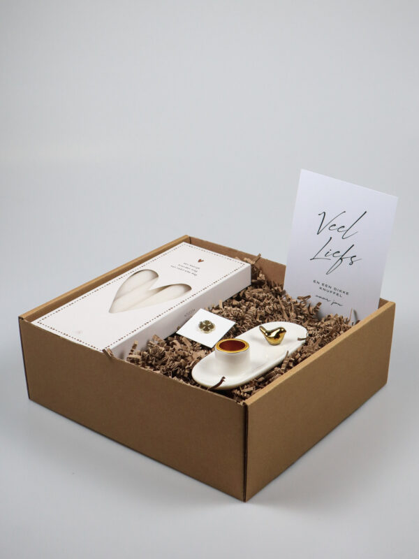 1x pakket, veel liefs, kaarsen, pin, kandelaar-3 Cadeaupakket Veel Liefs – Zusss Kandelaar, Kaarsen & Pin