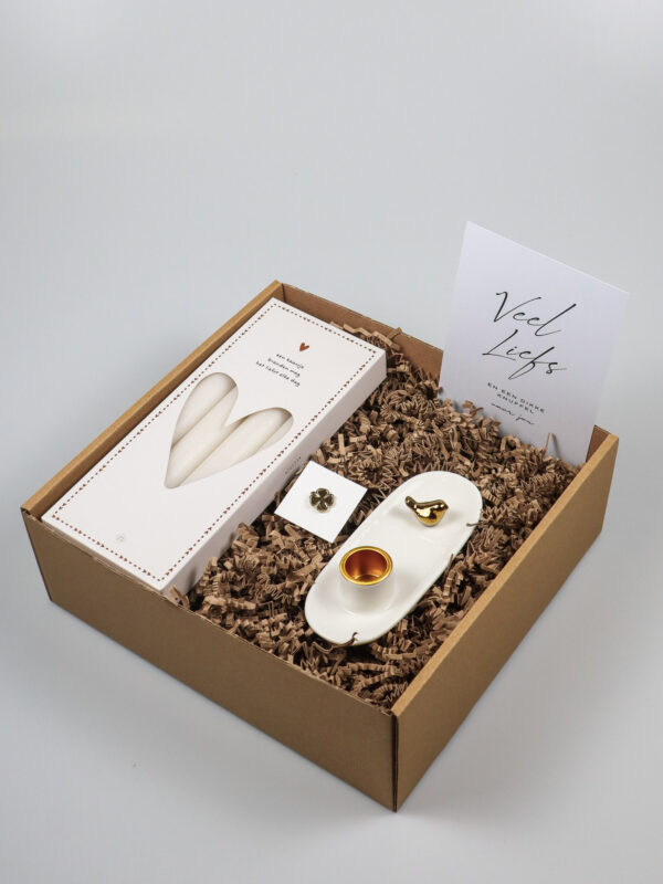 1x pakket, veel liefs, kaarsen, pin, kandelaar-4 Cadeaupakket Veel Liefs – Zusss Kandelaar, Kaarsen & Pin