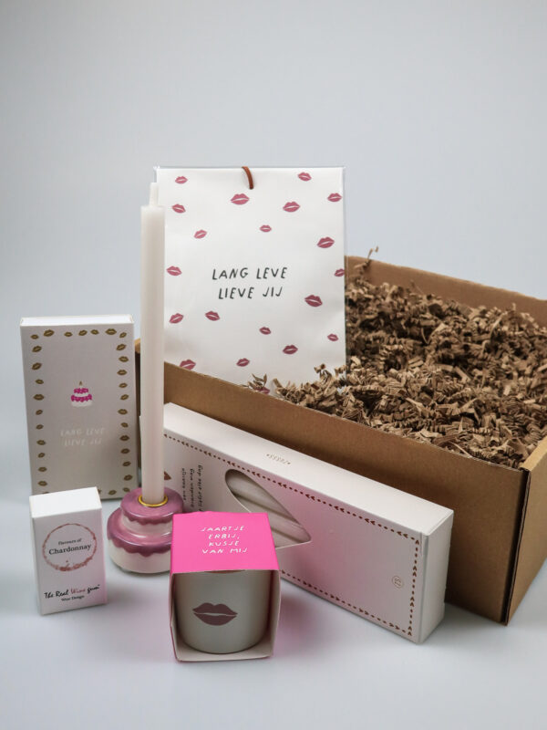 Cadeaupakket Happy Birthday – Zusss Kaarsen, Kandelaar, Geurcadeaus & Wine Gums