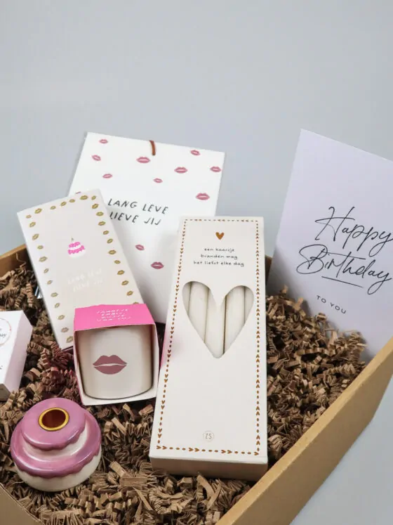 Cadeaupakket Happy Birthday – Zusss Kaarsen, Kandelaar, Geurcadeaus & Wine Gums