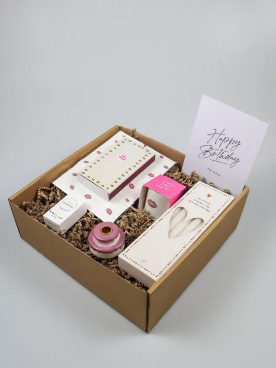 Cadeaupakket Happy Birthday – Zusss Kaarsen, Kandelaar, Geurcadeaus & Wine Gums