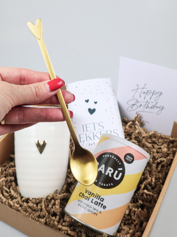 Cadeaupakket Happy Birthday – Met Zusss Mok, Chai & Chocolade