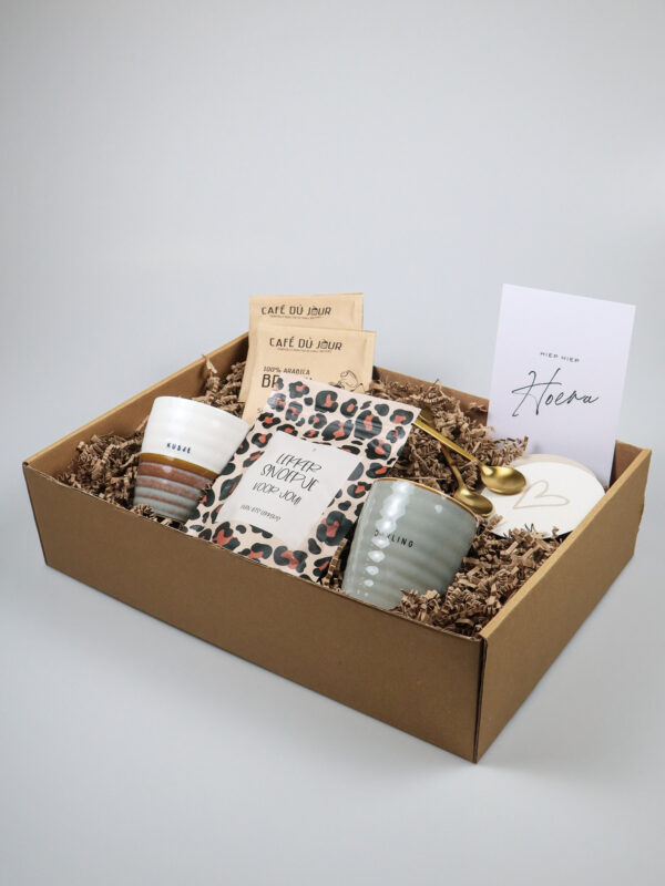 Cadeaupakket Hiep Hiep Hoera – Met Mokjes, Koffie & Snoep