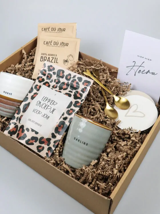 Cadeaupakket Hiep Hiep Hoera – Met Mokjes, Koffie & Snoep