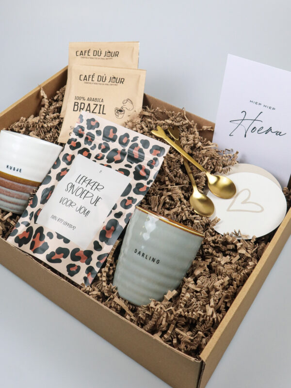 Cadeaupakket Hiep Hiep Hoera – Met Mokjes, Koffie & Snoep