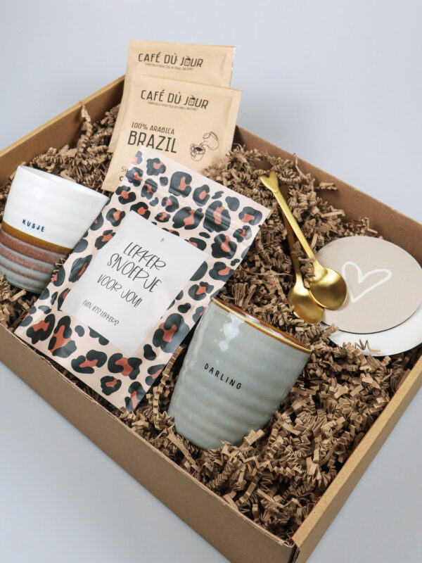 Cadeaupakket Hiep Hiep Hoera – Met Mokjes, Koffie & Snoep