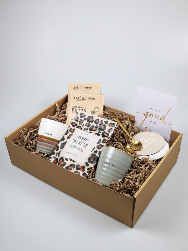 2x pakket hiep hiep en goud, 2 mokjes, snoep, 2 koffie, 2 lepel, 2 onderzetter-6 Cadeaupakket Jij Bent Goud Waard – Met Mokjes, Koffie & Liefdevolle Details