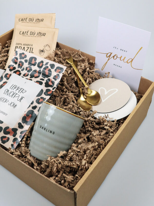 2x pakket hiep hiep en goud, 2 mokjes, snoep, 2 koffie, 2 lepel, 2 onderzetter-7 Cadeaupakket Jij Bent Goud Waard – Met Mokjes, Koffie & Liefdevolle Details