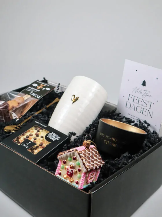 Kerst Cadeaupakket met Zusss Mok, Chocoladereep en Glazen Kerstbal