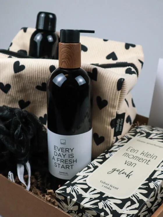 Cadeaupakket geluk – douchegel, spons & hartjes toilettas