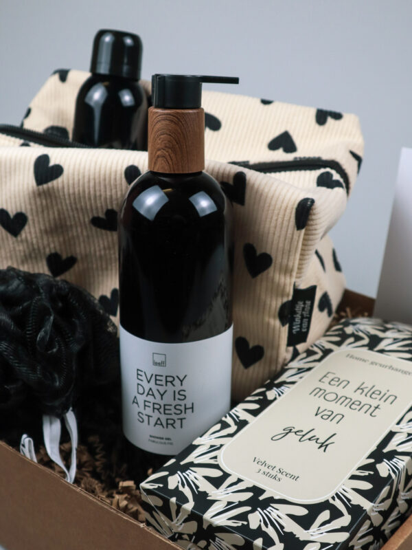 Cadeaupakket geluk – douchegel, spons & hartjes toilettas Cadeaupakket geluk – douchegel, spons & hartjes toilettas