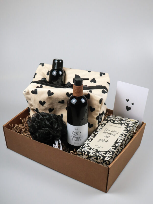 Cadeaupakket geluk – douchegel, spons & hartjes toilettas Cadeaupakket geluk – douchegel, spons & hartjes toilettas