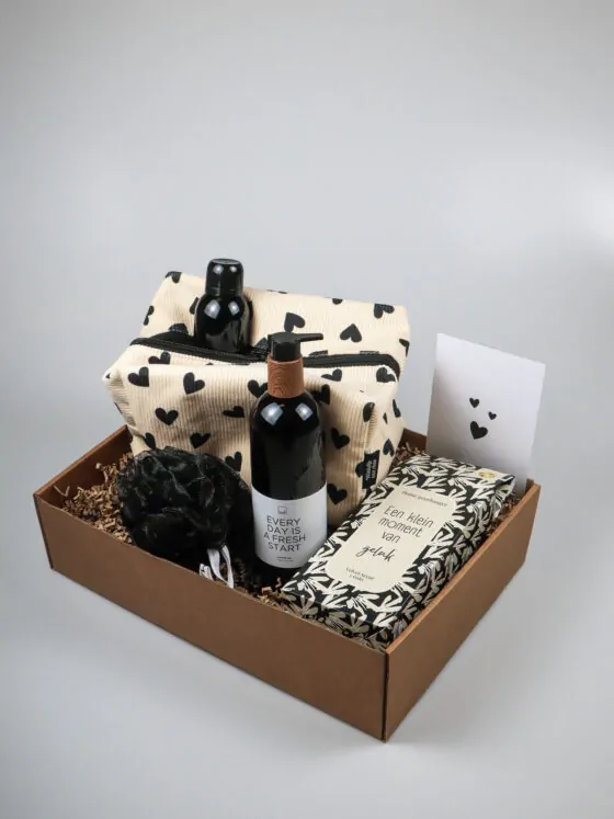 Cadeaupakket geluk – douchegel, spons & hartjes toilettas