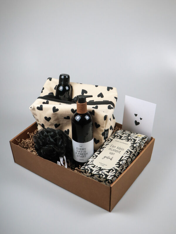Cadeaupakket geluk – douchegel, spons & hartjes toilettas Cadeaupakket geluk – douchegel, spons & hartjes toilettas