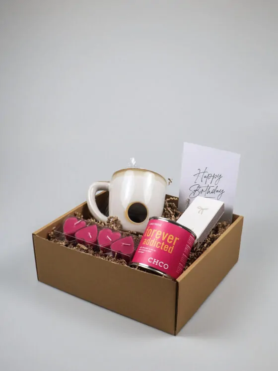 Verjaardagscadeaupakket met Chocofondue – Forever Addicted, mok en kaarsjes
