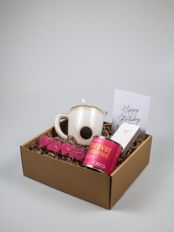 Verjaardagscadeaupakket met Chocofondue – Forever Addicted, mok en kaarsjes