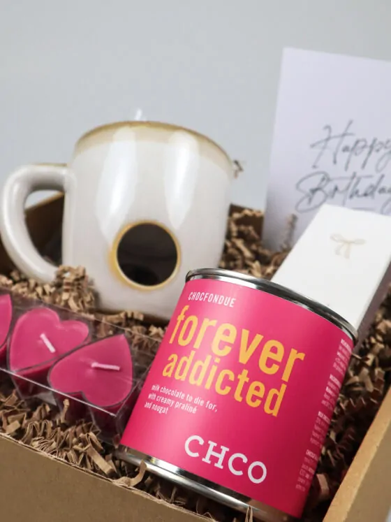 Verjaardagscadeaupakket met Chocofondue – Forever Addicted, mok en kaarsjes