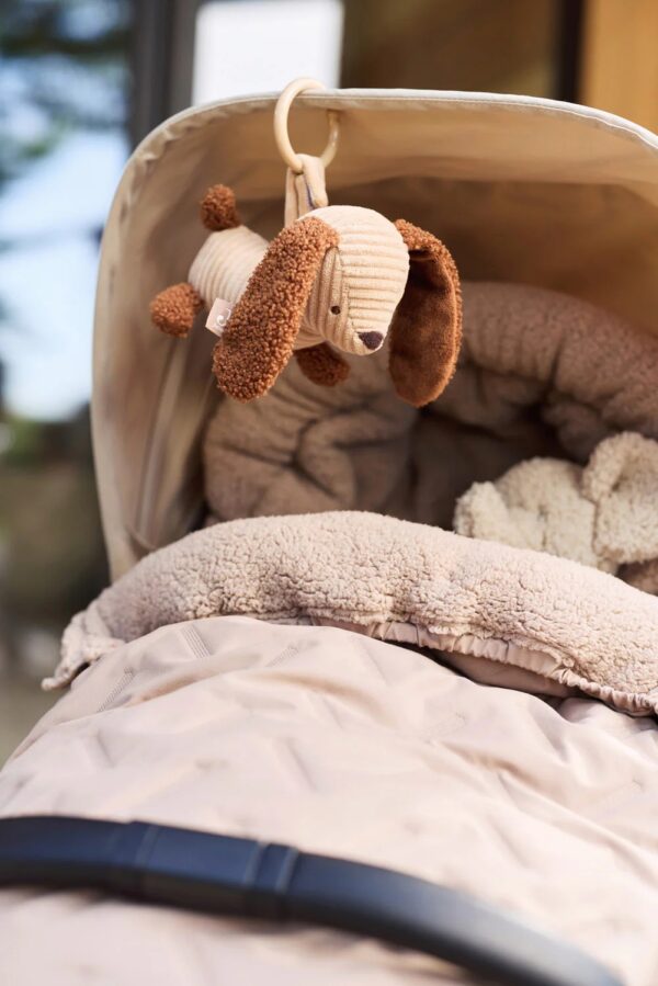 Jollein wagenhanger Diego hond – zacht knuffelvriendje voor onderweg