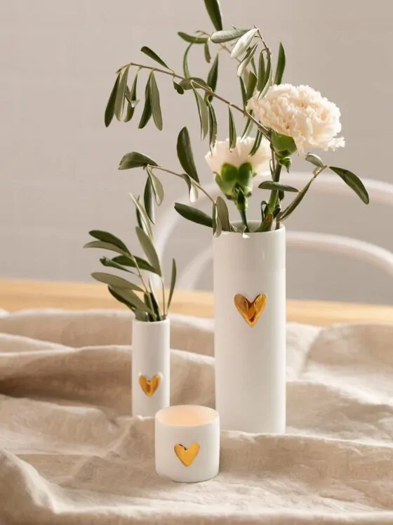 Set van 2 waxinelichthouders porselein wit met gouden hartje