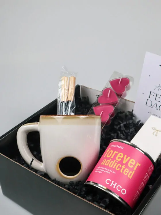 Kerst cadeaupakket met fondue mok, CHCO chocofondue en hartvormige kaarsjes