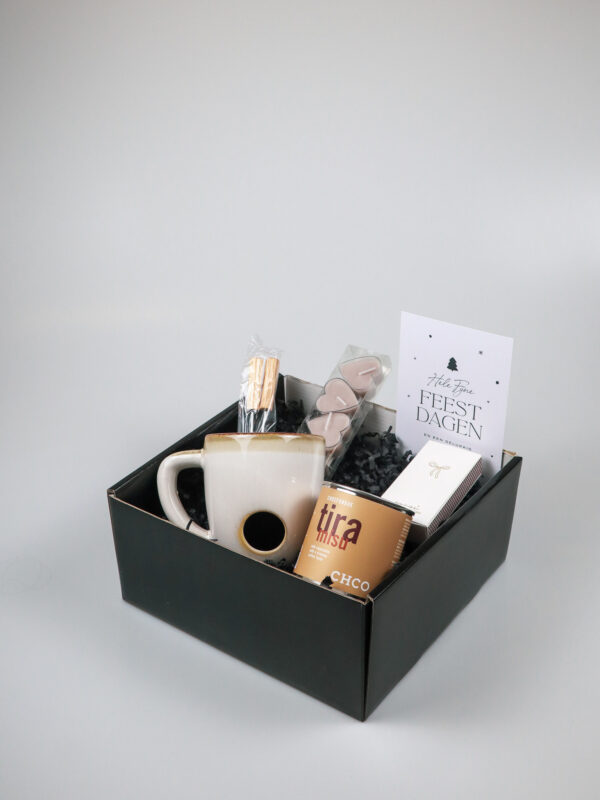 Kerst cadeaupakket met chocofondue mok, tiramisu en waxinelichtjes Kerst cadeaupakket met chocofondue mok, tiramisu en waxinelichtjes