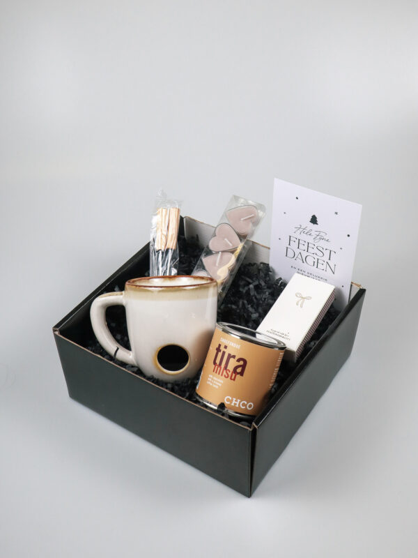 Kerst cadeaupakket met chocofondue mok, tiramisu en waxinelichtjes Kerst cadeaupakket met chocofondue mok, tiramisu en waxinelichtjes