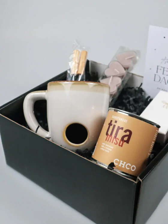 Kerst cadeaupakket met chocofondue mok, tiramisu en waxinelichtjes