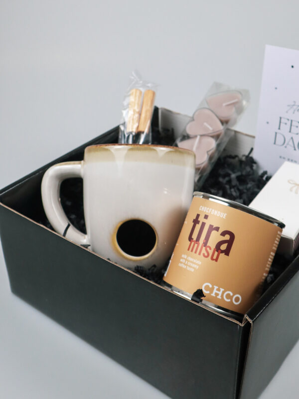Kerst cadeaupakket met chocofondue mok, tiramisu en waxinelichtjes Kerst cadeaupakket met chocofondue mok, tiramisu en waxinelichtjes