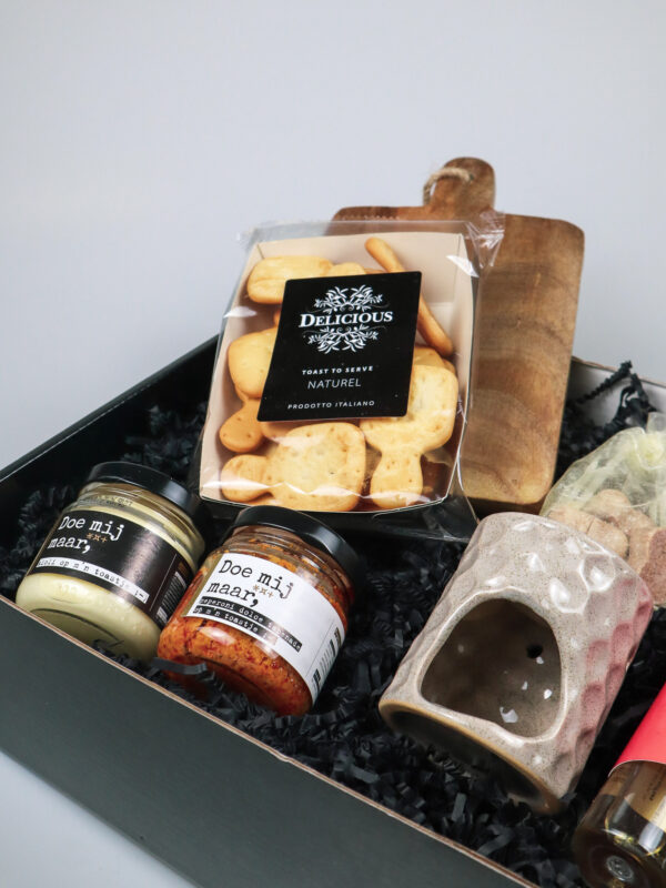 Kerst cadeaupakket met wijn, toastjes & geurbrander