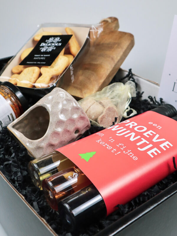 Kerst cadeaupakket met wijn, toastjes & geurbrander