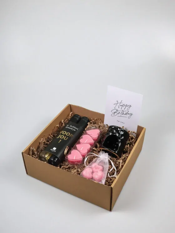 Verjaardag Cadeaupakket – Met Wijn, Geurbrander, Waxinelichtjes & Amberblokjes