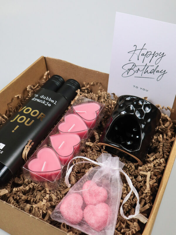 Verjaardag Cadeaupakket – Met Wijn, Geurbrander, Waxinelichtjes & Amberblokjes