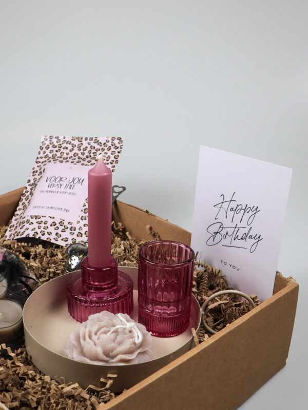 Cadeaupakket Happy Birthday met Kaarsen, Thee en Roze Glazen Accessoires