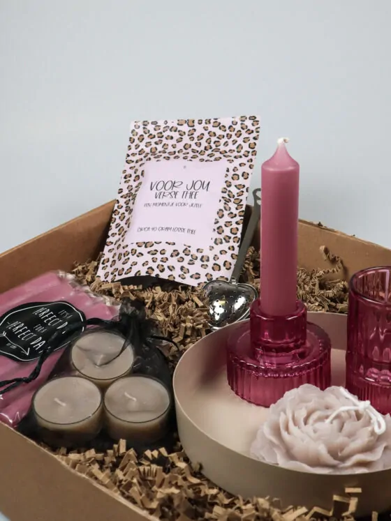 Cadeaupakket Happy Birthday met Kaarsen, Thee en Roze Glazen Accessoires